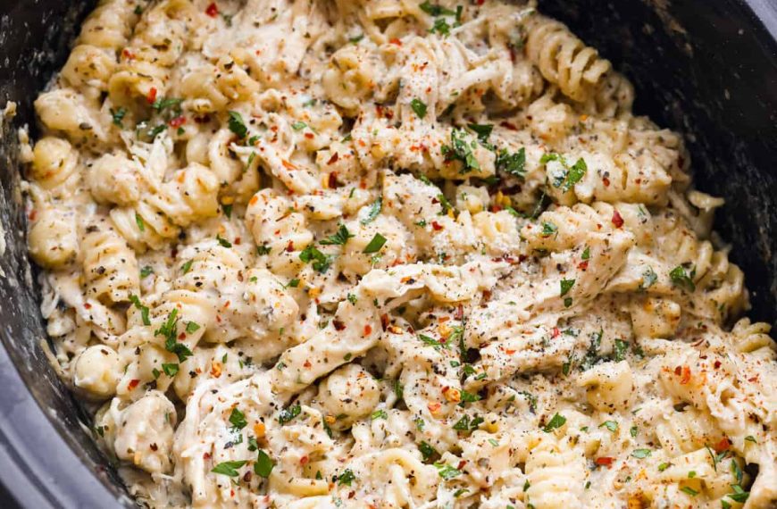 Crockpot Parmesan Garlic Chicken Pasta