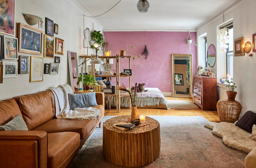 This Manhattan Studio Apartment Is a Love Letter…